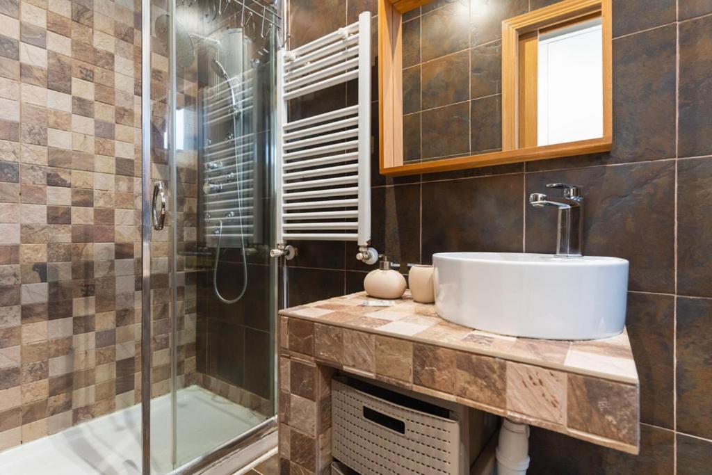 Cozy Renovated -2bedrooms 1bathroom-malasana Appartement Madrid